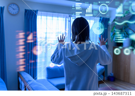 データ分析を行う女性とデジタルダッシュボード データ分析を行う女性とデジタルダッシュボード 143687311