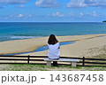 海を眺める女性 海を眺める女性 143687458