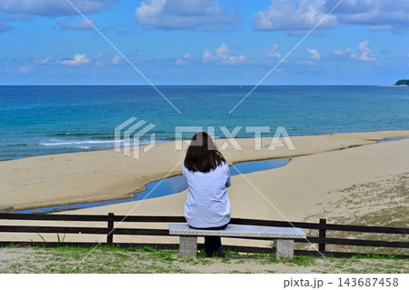 海を眺める女性 143687458