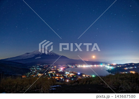 明神山から見る富士山・山中湖の夜景と星空・沈む月 明神山から見る富士山・山中湖の夜景と星空・沈む月 143687580