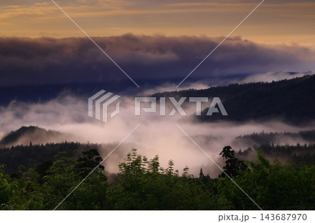 朝霧に包まれる山並み 朝霧に包まれる山並み 143687970