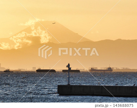 稲毛海岸から見た夕焼けの空と海 稲毛海岸から見た夕焼けの空と海 143688075
