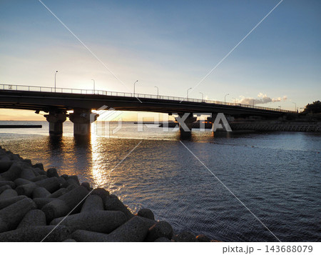 夕日に照らされる橋 夕日に照らされる橋 143688079