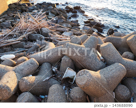 海岸に打ち上げられたプラスチックごみ 海岸に打ち上げられたプラスチックごみ 143688090