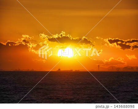 海に沈む夕日 143688098