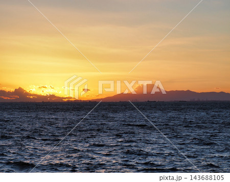 稲毛海岸から見た夕焼け 143688105