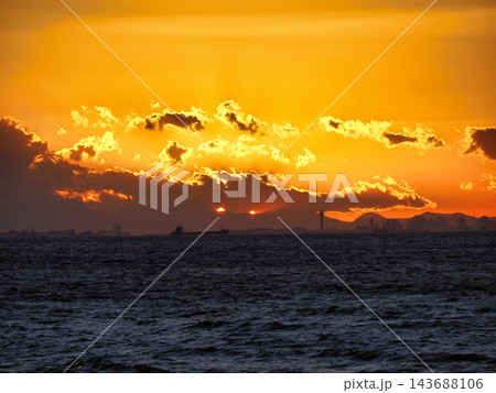 稲毛海岸から見た夕焼け 稲毛海岸から見た夕焼け 143688106