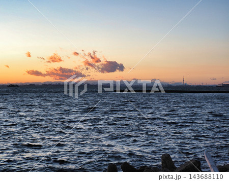 稲毛海岸から見た夕日 稲毛海岸から見た夕日 143688110