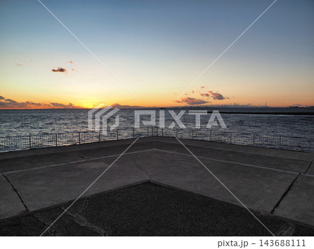 稲毛海岸から見た夕焼け 稲毛海岸から見た夕焼け 143688111