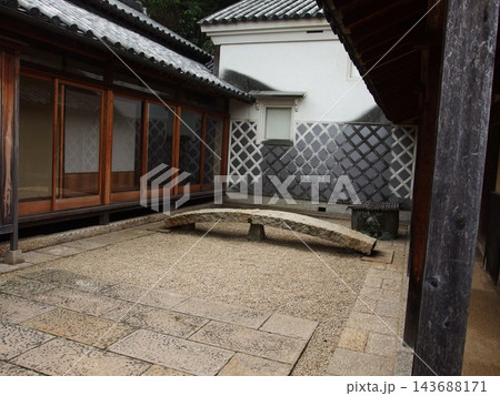 風情ある土壁の眺め 土蔵 庭 古民家 風情ある土壁の眺め 土蔵 庭 古民家 143688171