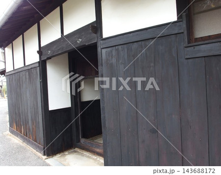 古民家 古い町並み 杉板焼き 白壁 古民家 古い町並み 杉板焼き 白壁 143688172