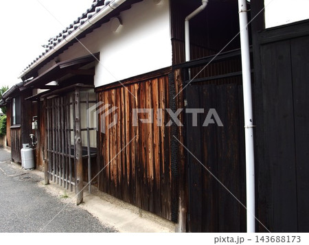古民家 杉板焼き 白壁 古い街並み 古民家 杉板焼き 白壁 古い街並み 143688173