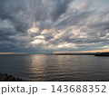 海に沈む夕日 143688352