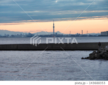 稲毛海岸から見た夕焼け 143688353