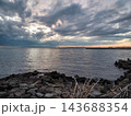 海に沈む夕日 143688354