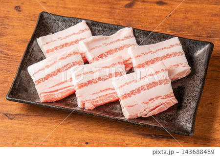 旨味たっぷりで香ばしく焼ける「豚バラ肉」 旨味たっぷりで香ばしく焼ける「豚バラ肉」 143688489