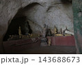 パークウー洞窟の仏像 143688673