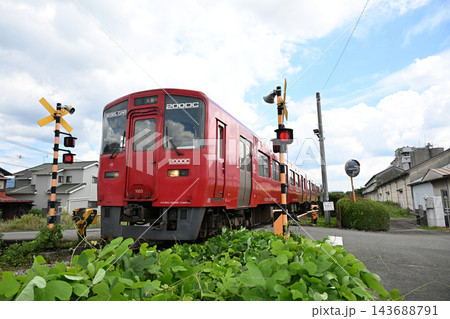 青空と緑深まる沿線風景を駆け抜ける赤い電車 青空と緑深まる沿線風景を駆け抜ける赤い電車 143688791
