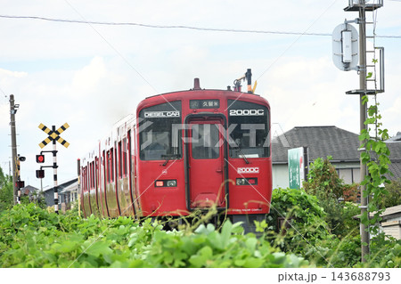 青空と緑深まる沿線風景を駆け抜ける赤い電車 青空と緑深まる沿線風景を駆け抜ける赤い電車 143688793