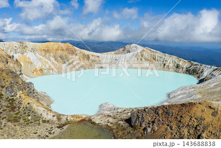 手前の小池と白い雲を配した湯釜の空撮 143688838