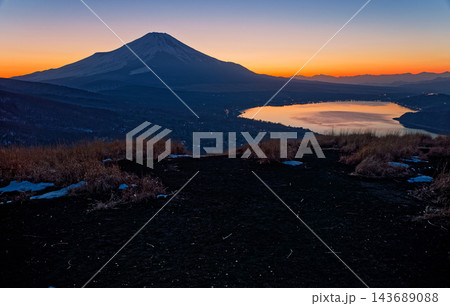 明神山から見る残照の富士山と山中湖 明神山から見る残照の富士山と山中湖 143689088