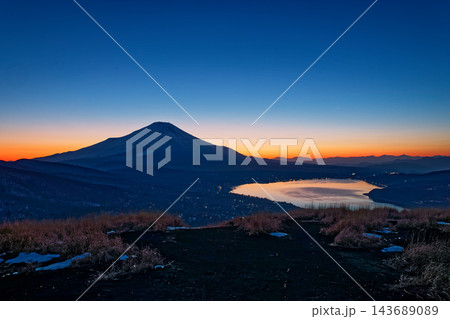 明神山から見る残照の富士山と山中湖 143689089