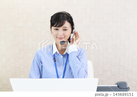 笑顔の女性オペレーター 143689151