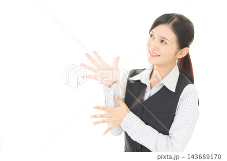 案内する女性社員 案内する女性社員 143689170