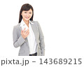 スマートフォンを持つ女性 143689215