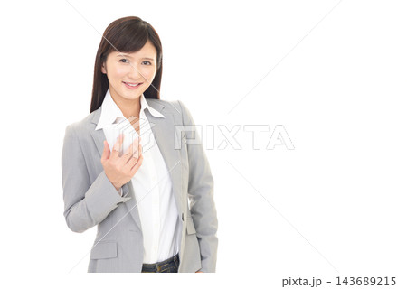 スマートフォンを持つ女性 スマートフォンを持つ女性 143689215