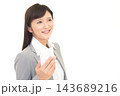 スマートフォンを持つ女性 143689216