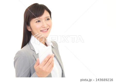 スマートフォンを持つ女性 143689216