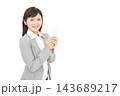 スマートフォンを持つ女性 143689217