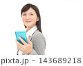 スマートフォンを持つ女性 143689218