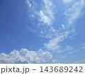青空と白い雲 143689242