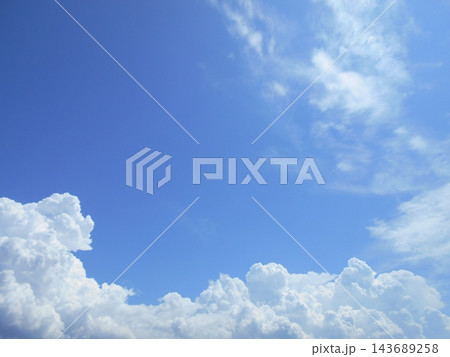 青空に広がる白い雲 青空に広がる白い雲 143689258