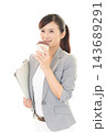 笑顔の女性社員 143689291