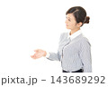 手を差し伸べる女性社員 143689292