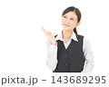 案内する女性社員 143689295