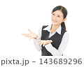 手を差し出す女性社員 143689296