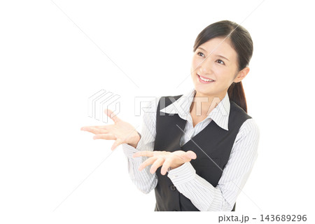 手を差し出す女性社員 143689296