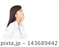 横を向いて上を見る女性 143689442