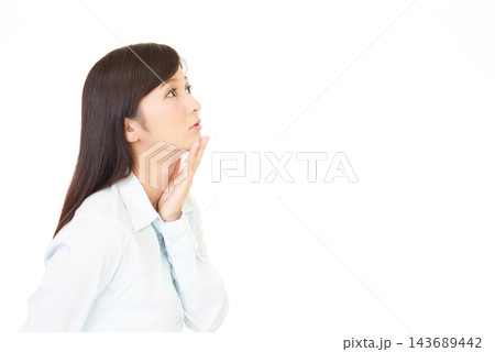 横を向いて上を見る女性 143689442