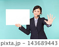 ボードを持ってストップのサインをするオペレーター 143689443