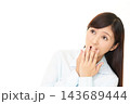 驚く女性 143689444