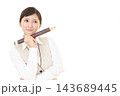 鉛筆を持つ女性 143689445