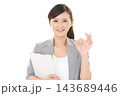 オッケーサインの女性 143689446