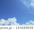青い空と真っ白な雲 143689698