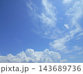 青空と白い雲と流れる雲 143689736