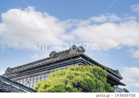 日本の伝統建築　日本瓦の建物と青空（イメージ） 143689788